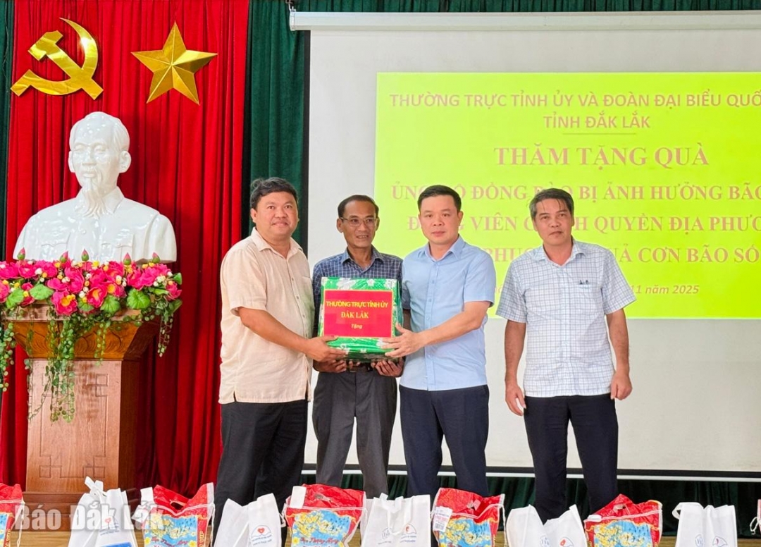 Đồng chí Đỗ Hữu Huy, Phó Bí thư Tỉnh ủy (thứ 2 từ phải qua) trao quà hỗ trợ người dân cho Xuân Cảnh.