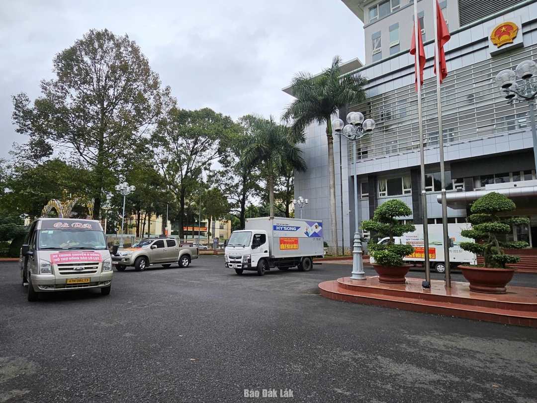 Những chuyến xe yêu thương nối đuôi nhau từ phường Buôn Ma Thuột về với vùng lũ phía Đông của tỉnh.