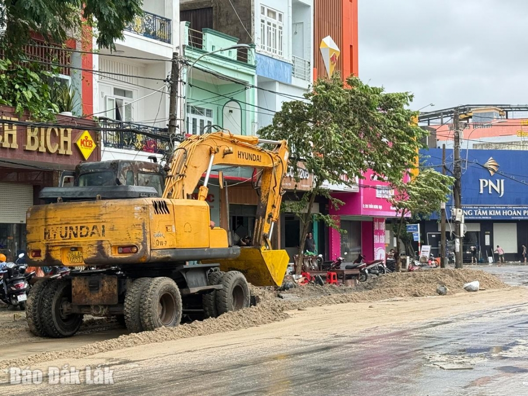 Lượng bùn, cát bồi rất dày trên tuyến đường chính Trần Hưng Đạo của phường Tuy Hòa, phải xử bằng xe ủi đất để trả lại mặt đường lưu thông.