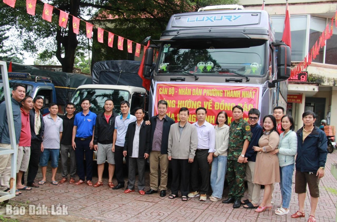 Những chuyến xe 0 đồng vận chuyển hàng hóa do cán bộ, nhân dân xã Cư Yang ủng hộ đi hỗ trợ các xã phía Đông tỉnh.