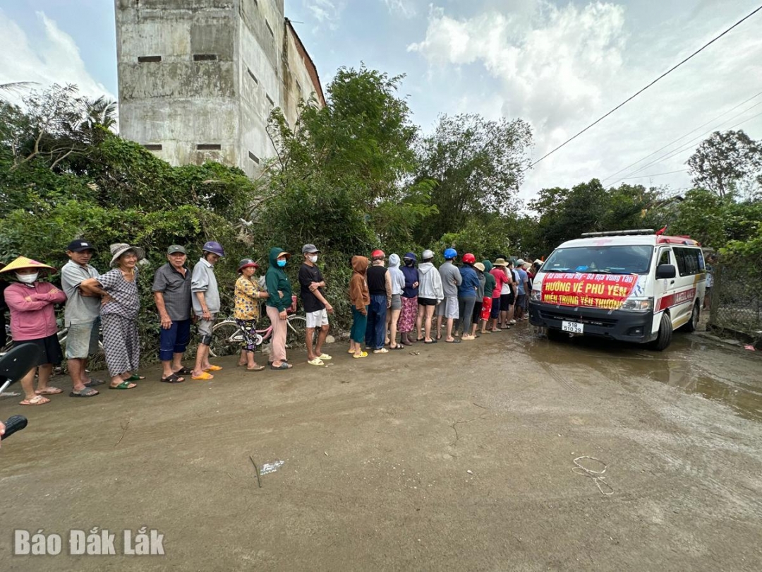 Bà con xếp hàng nhận quà cứu trợ của đoàn từ thiện đến từ Phú Mỹ- Bà Rịa Vũng Tàu. Ảnh: Yên Lan