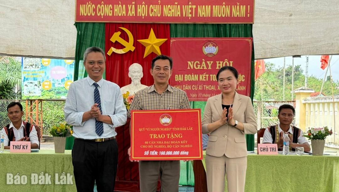 Đồng chí Đinh Thị Thu Thanh, Ủy viên Ban Thường vụ, Trưởng Ban Tuyên giáo và Dân vận Tỉnh ủy trao tiền hỗ trợ xây nhà đại đoàn kết cho địa phương.