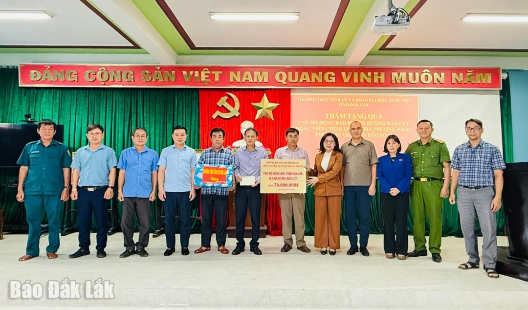 Các đồng chí lãnh đạo tỉnh trao quà hỗ trợ của người dân cho xã Xuân Lộc.