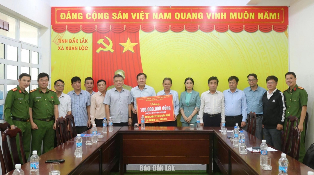Đoàn công tác do Ủy viên Ban Thường vụ Tỉnh ủy, Bí thư Đảng ủy phường Buôn Ma Thuột Trần Phú Hùng thăm, tặng quà tại xã Xuân Lộc.