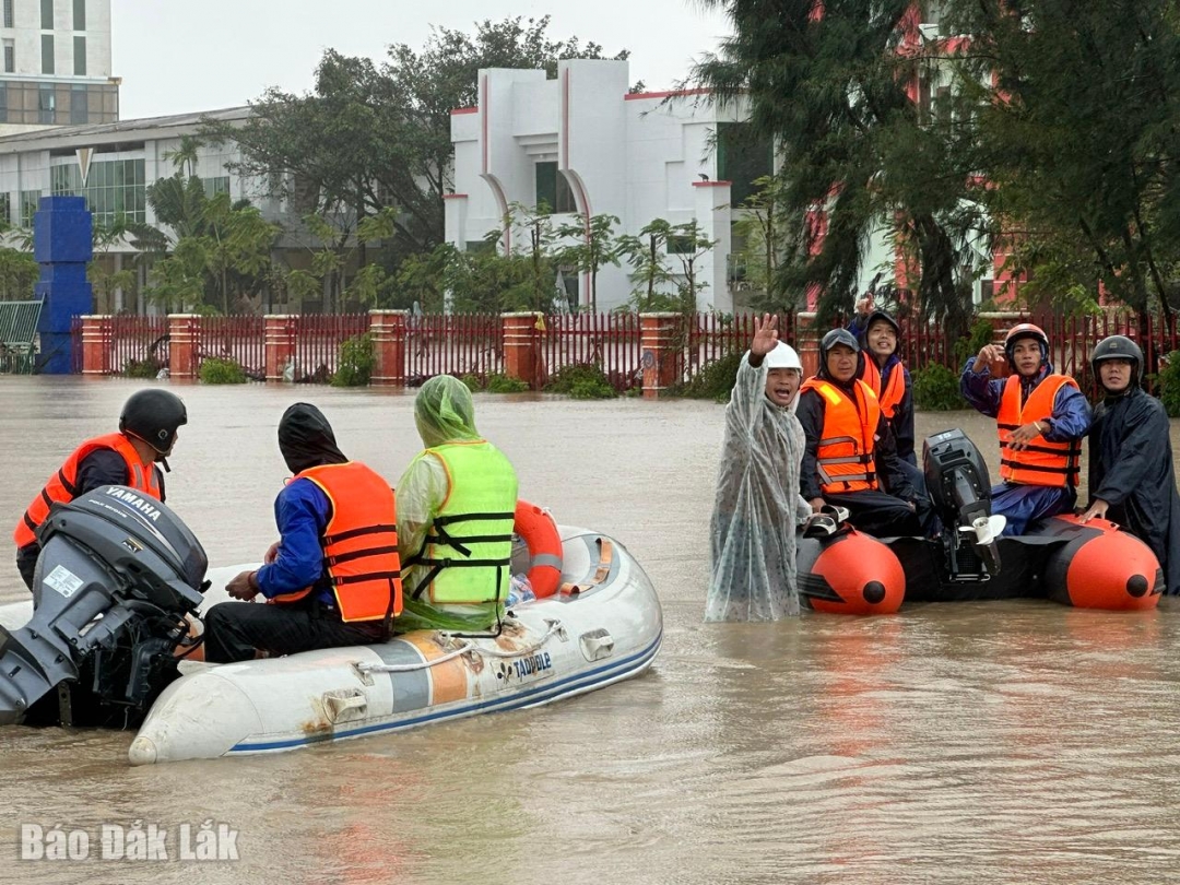 Anh Phạm Thọ Trường kết nối 20 xuồng cao su và lực lượng cứu hộ tình nguyện các tỉnh đến vùng tâm lũ ứng cứu. Ảnh: T.Quới