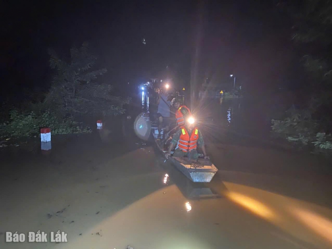 Xuyên đêm, Bộ đội Biên phòng cùng lực lượng chức năng tham gia cứu hộ cứu nạn trên biên giới Buôn Đôn. Ảnh: Q.Anh