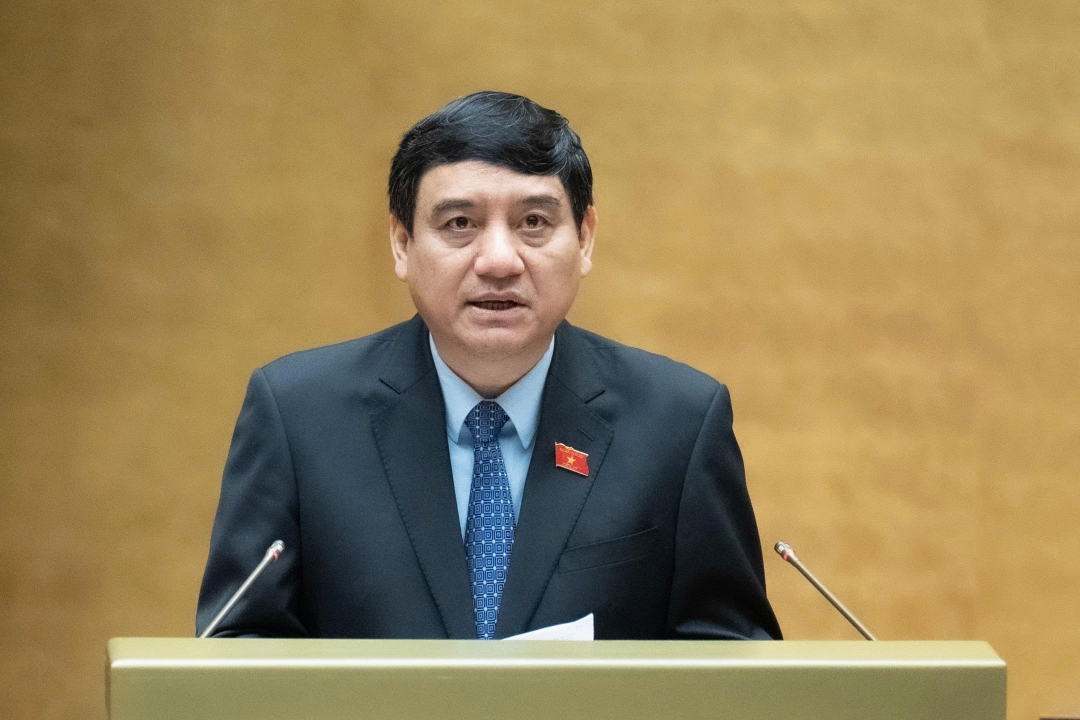 Chủ nhiệm Ủy ban Văn hóa và Xã hội của Quốc hội Nguyễn Đắc Vinh trình bày báo cáo thẩm tra. Ảnh: quochoi.vn