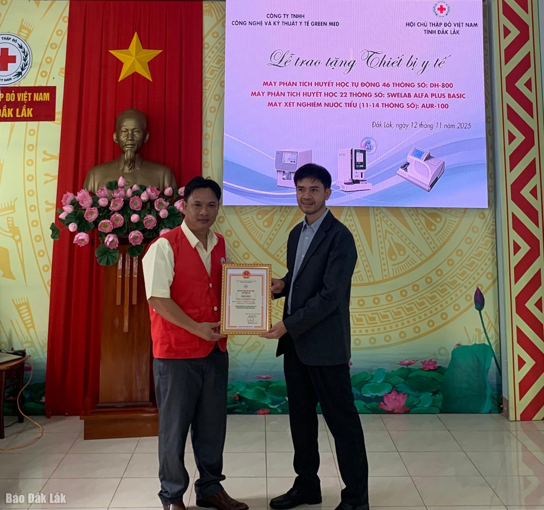 Hội Chữ thập đỏ tỉnh trao bảng Tấm lòng nhân đạo cho Công ty TNHH Công nghệ và Kỹ thuật Y tế Green Med 