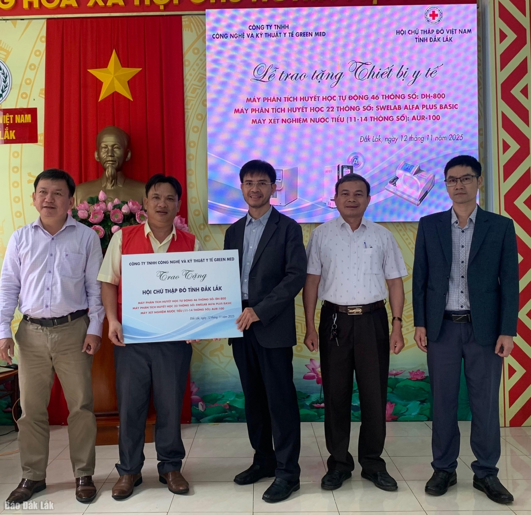 Hội Chữ Thập đỏ tỉnh tiếp nhận bảng hỗ trợ tượng trưng thiết bị y tế của Công ty ty TNHH Công nghệ và Kỹ thuật Y tế Green Med