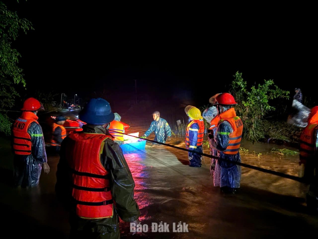 Lực lượng chức năng thực hiện cứu hộ ở thôn Yang Hăn để đưa người dân ra khỏi nơi nguy hiểm