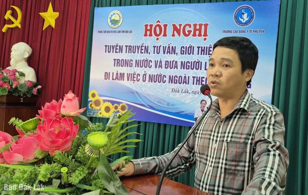 Thầy Lê Thanh Hồng, Phó Hiệu trưởng phụ trách Trường Cao đẳng Y tế Phú Yên phát biểu tại chương trình.