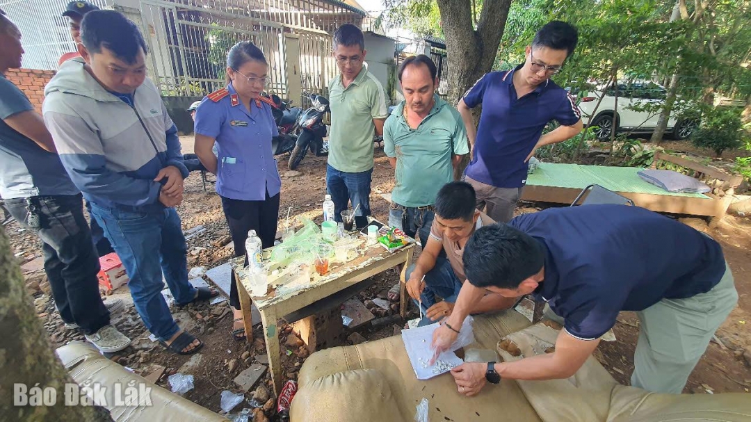 phòng Cảnh sát điều tra tội phạm về ma túy Công an tỉnh Đắk Lắk phát hiện tụ điểm chuyên chia nhỏ ma túy bán cho người nghiện ngay trong nghĩa trang cuối đường Phan Bội Châu, phường Thành Nhất.