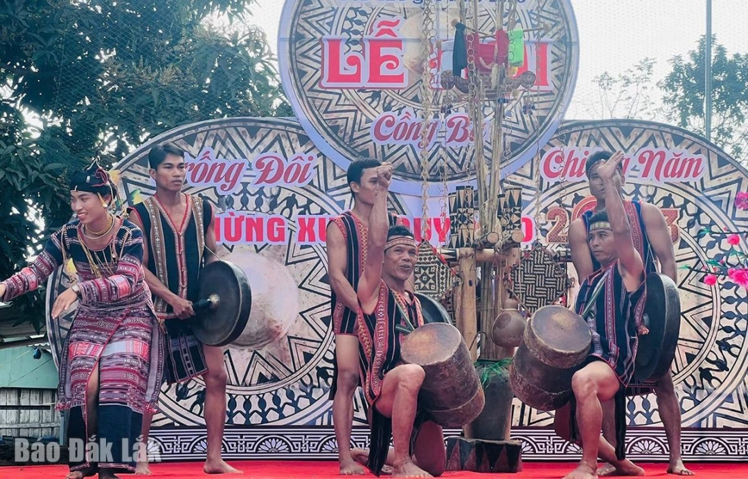 Biểu diễn trống đôi, cồng ba, chiêng năm của bà con xã Xuân Lãnh.