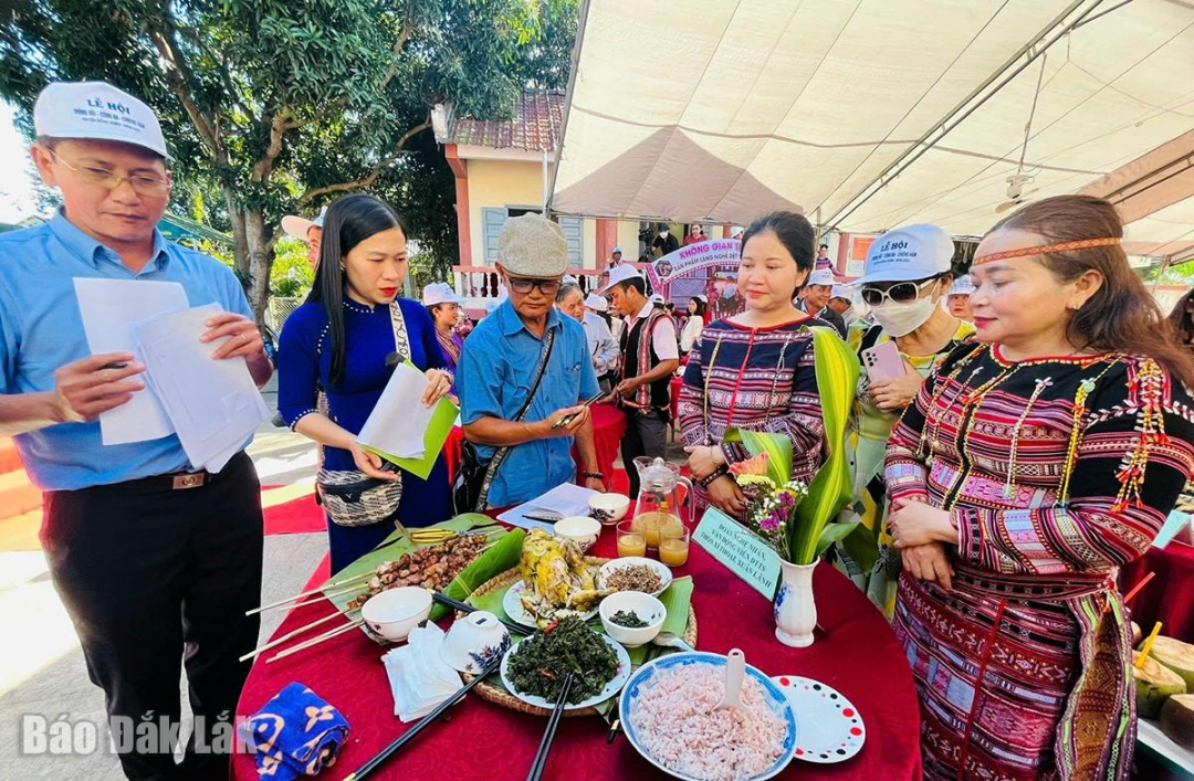 Du khách tham quan và thưởng thức ẩm thực đặc trưng của đồng bào DTTS xã Xuân Lãnh.