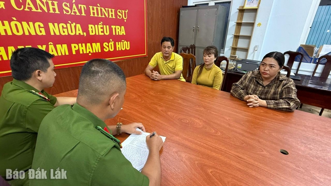 Báo Dân Xã Công an làm việc với các đối tượng.