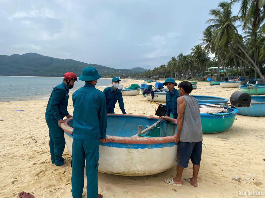 Lực lượng dân quân hỗ trợ người dân phường Sông Cầu sơ tán tài sản. Ảnh: Tuyết Hương