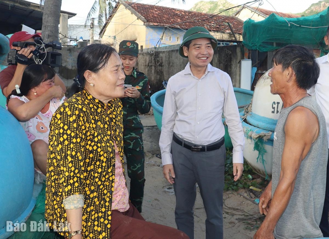 Chủ tịch UBND tỉnh Tạ Anh Tuấn thăm, động viên gia đình ông Lê Văn Đen ở khu phố Từ Nham (phường Sông Cầu).