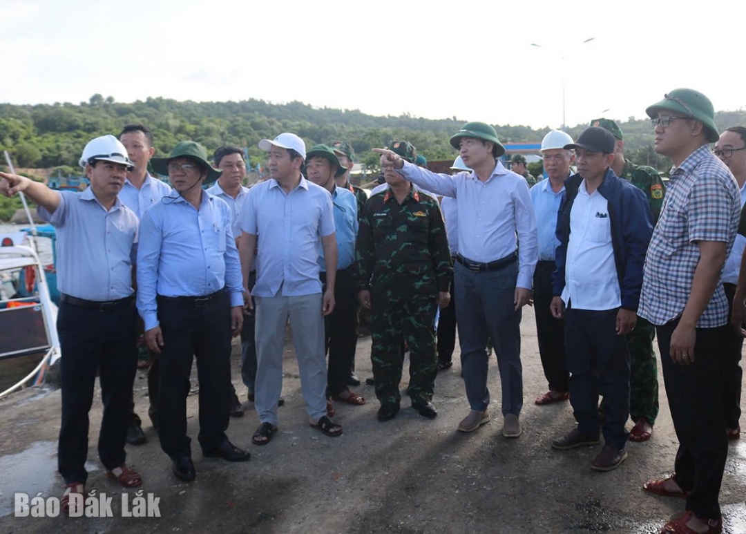 Chủ tịch UBND tỉnh Tạ Anh Tuấn kiểm tra công tác phòng chống bão số 13 tại cảng cá Dân Phước.
