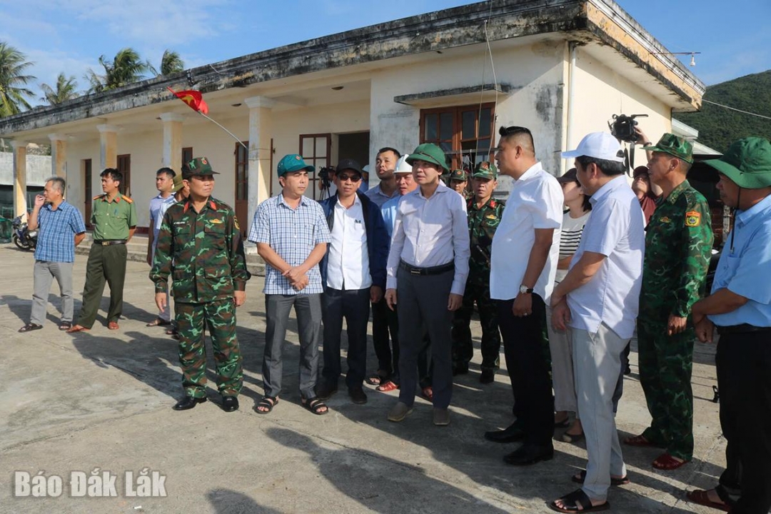 Chủ tịch UBND tỉnh Tạ Anh Tuấn kiểm tra tại khu neo đậu tránh trú bão cho tàu cá ở vịnh Xuân Đài.