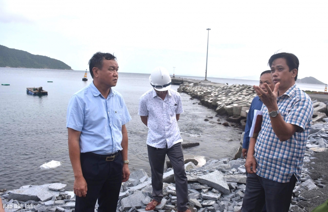Phó Chủ tịch UBND tỉnh Đào Mỹ kiểm tra tại khu vực vịnh Vũng Rô.
