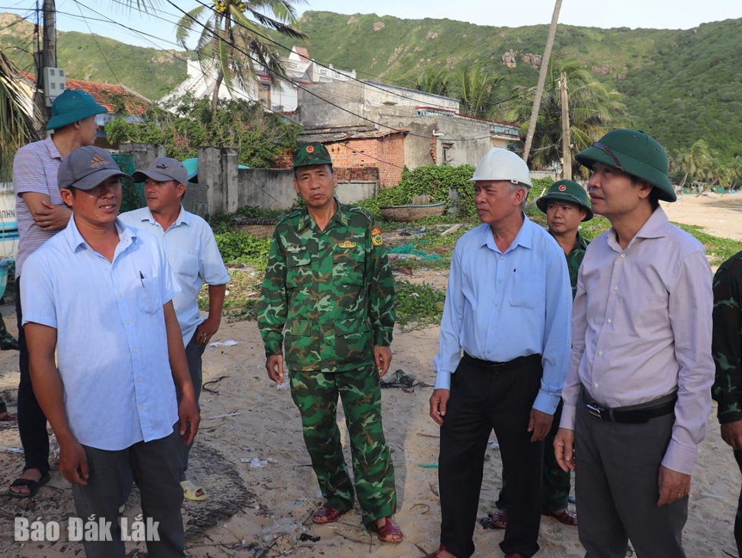 Chủ tịch UBND tỉnh Tạ An Tuấn trao đổi với Bí thư Chi bộ khu phố Từ Nham Phan Văn Vinh về công tác tuyên truyền, hỗ trợ người dân di dời tài sản.