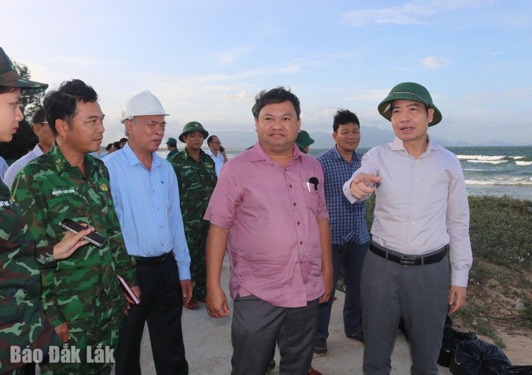 Đoàn công tác kiểm tra vùng triêu cường ở thôn Hòa An, xã Xuân Cảnh.