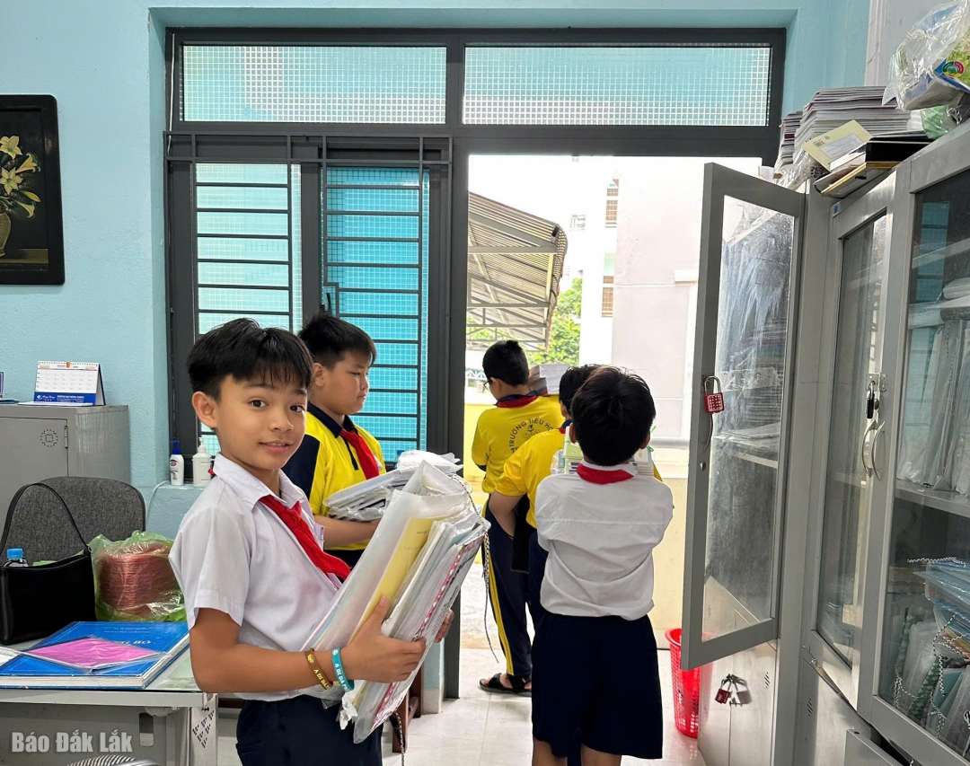 Học sinh phường Tuy Hòa tham gia công tác bảo vệ sách, tài liệu học tập