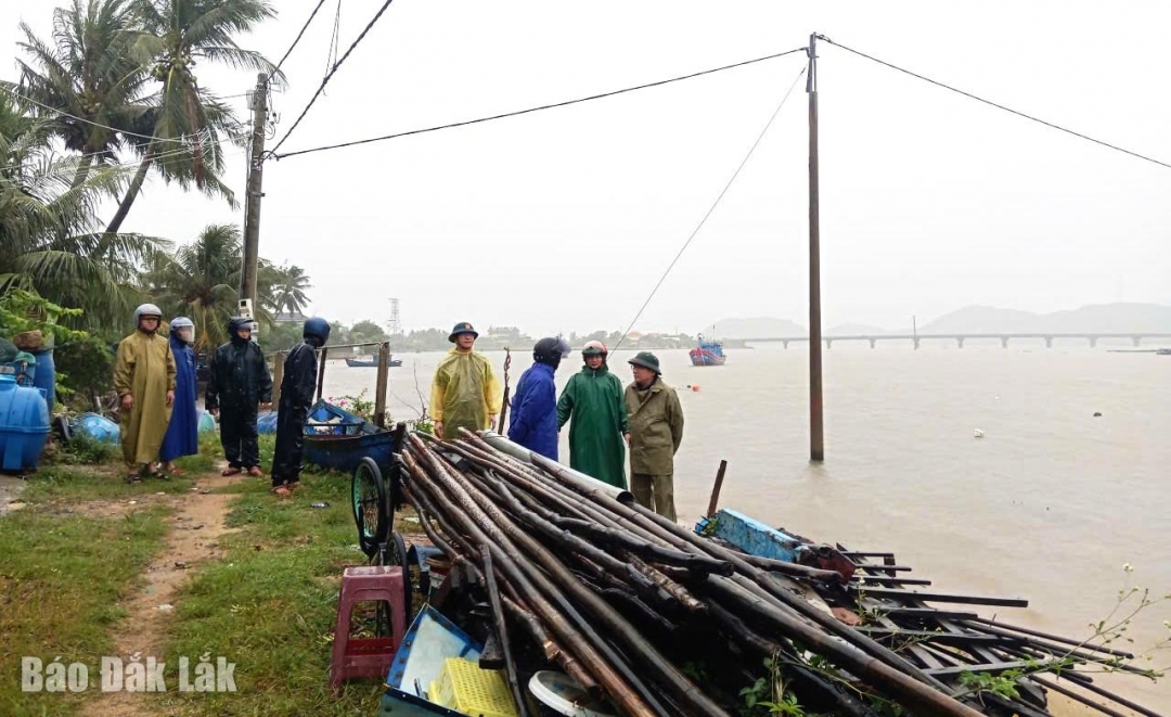 Ông Nguyễn Xuân Hùng, Bí thư Đảng ủy phường Hòa Hiệp cùng cán bộ phường kiểm tra khu vực ven sông Bàn Thạch.