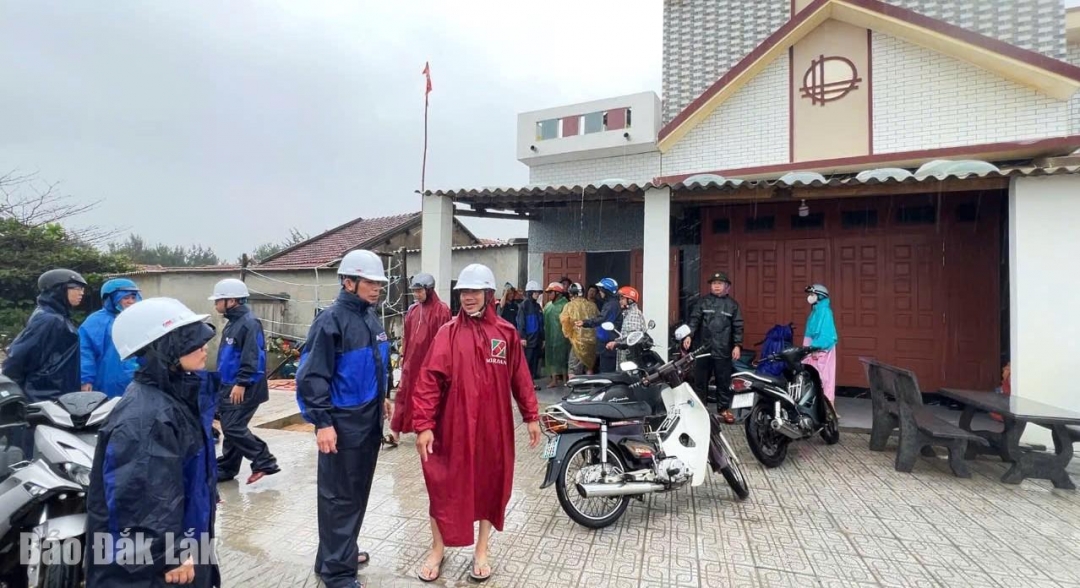 Cán bộ phường Phú Yên đến từng nhà dân (khoảng 70 hộ) sống ở khu vực ven biển Phú Đông để vận động di dời đến Trường Tiểu học Lê Văn Tám tránh bão.