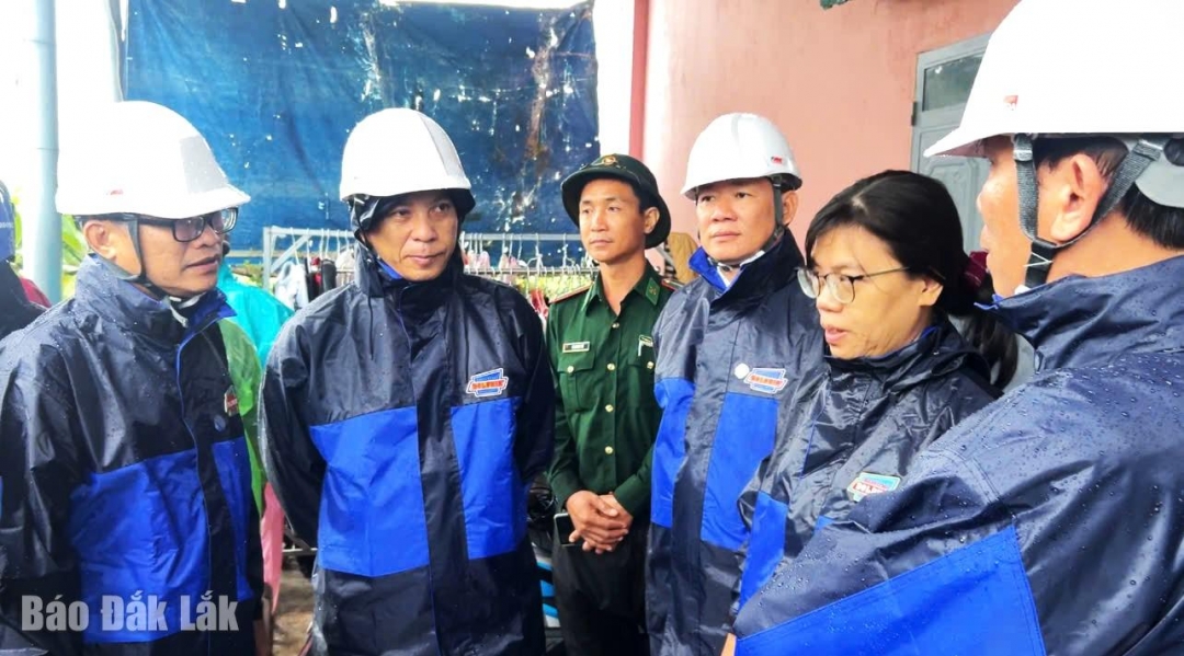 Bí thư Đảng ủy phường Phú Yên Trần Xuân Túc và Chủ tịch UBND phường Nguyễn Xuân Cảnh cùng đến các khu dân cư, chỉ đạo phương án ứng phó bão số 13.