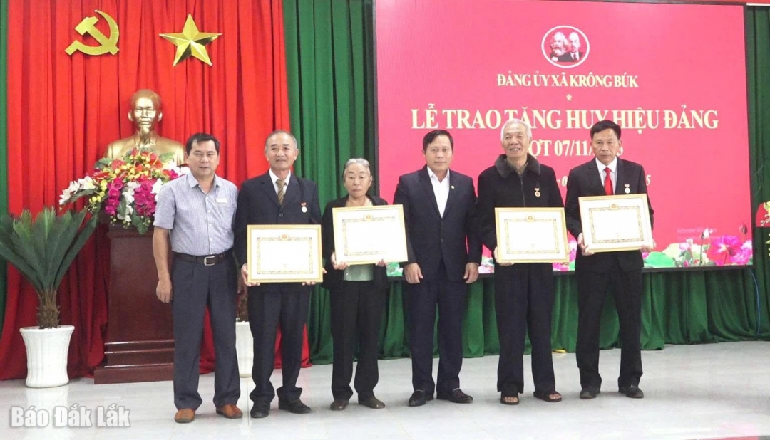 Lãnh đạo xã Krông Búk trao tặng Huy hiệu Đảng cho các đảng viên.
