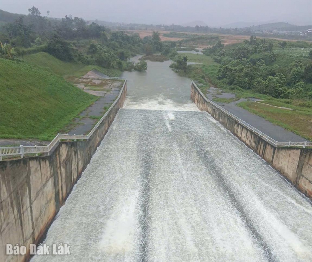 Hồ Ea Rớt điều tiết nước qua tràn