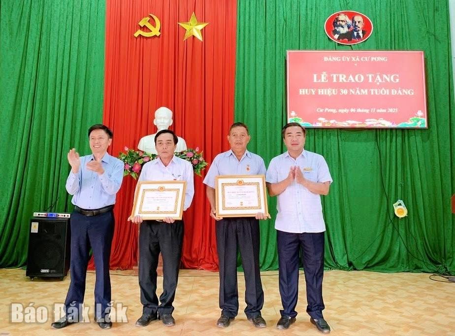 ãnh đạo xã Cư Pơng trao tặng Huy hiệu Đảng cho đảng viên.