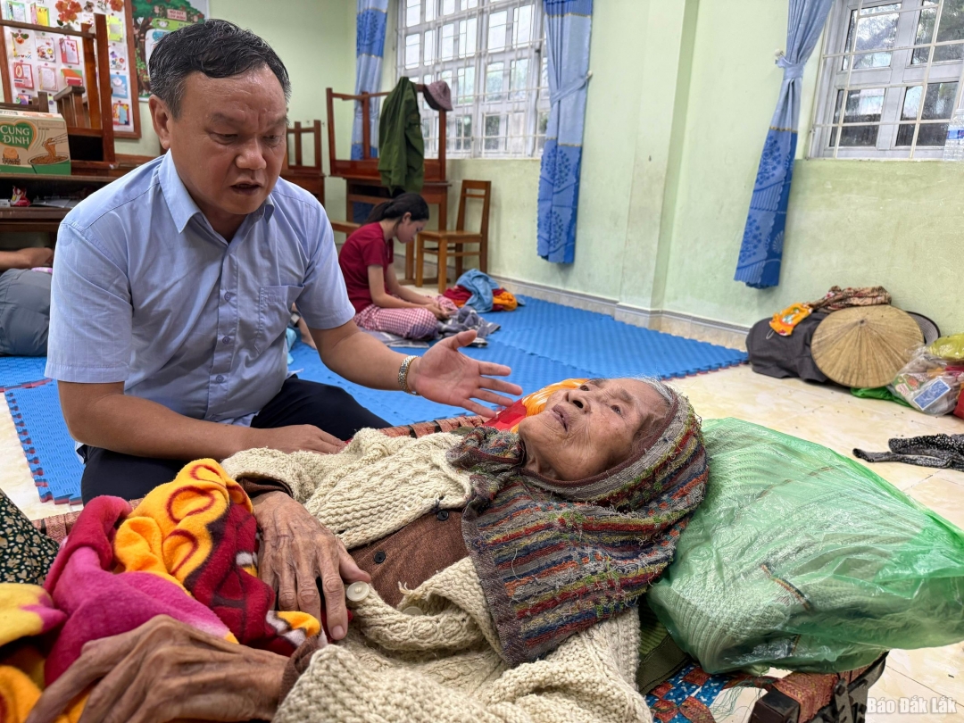 Phó Chủ tịch UBND tỉnh thăm hỏi, động viên người dân tránh bão tại Trường tiểu học Xuân Hải, xã Xuân Lộc.