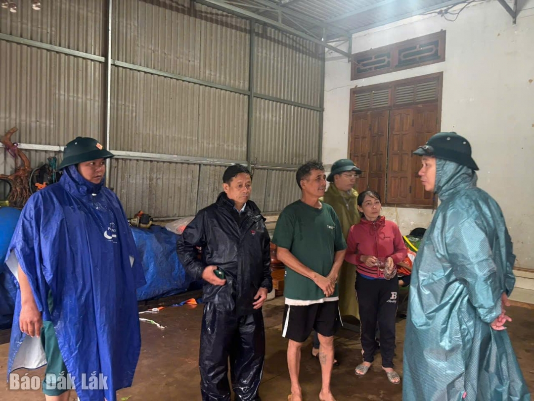 Chính quyền xã Ea Kly kiểm tra tình hình mưa bão và vận động người dân di chuyển đến nơi an toàn (ảnh: Nguyễn Hải Sâm)