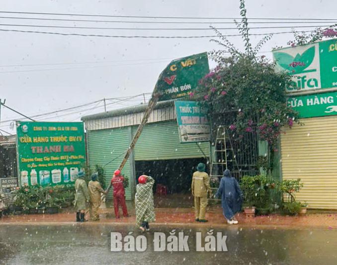 Biển quảng cáo một hộ dân bị gió làm rơi xuống đường.