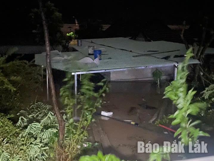 Nhiều nhà dân tại xã Phú Mỡ đã bị nước ngập gần đến mái.