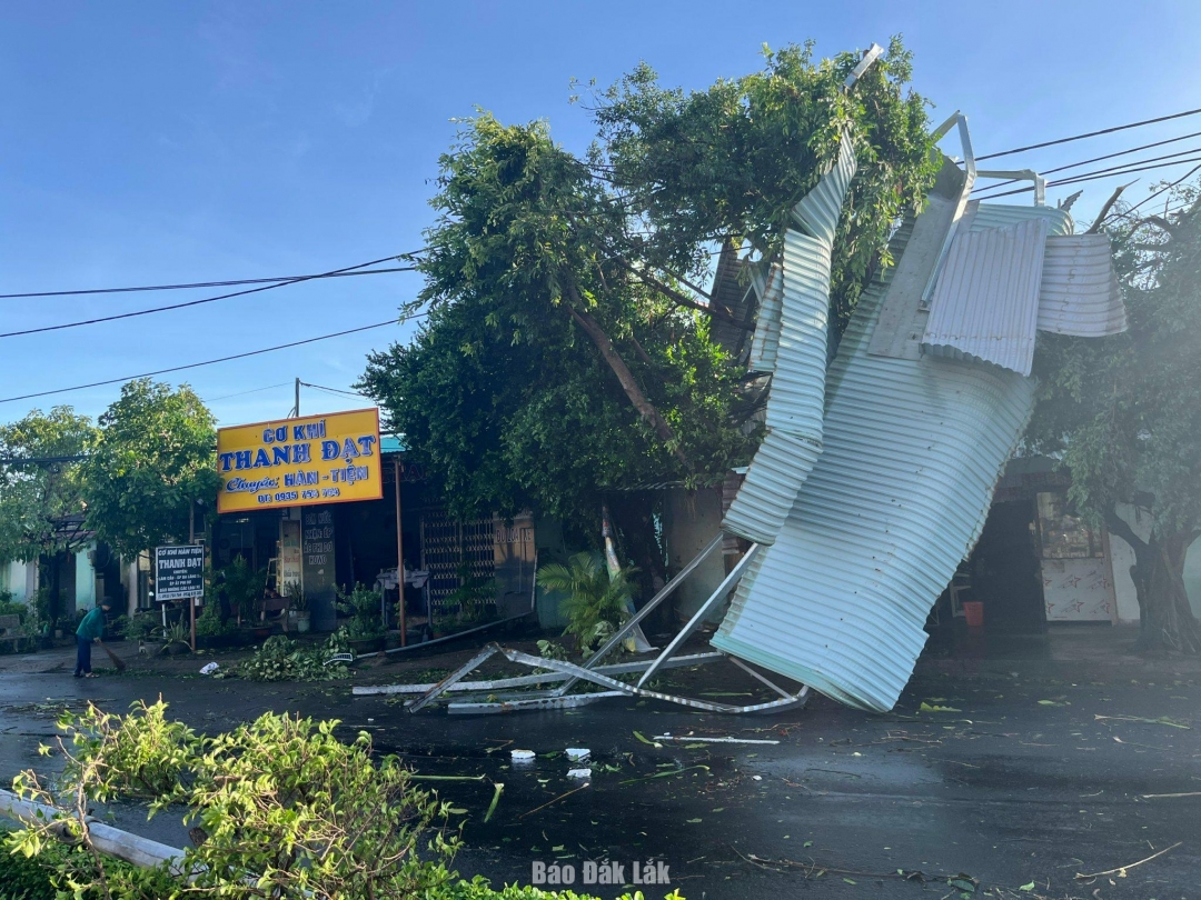 Nhà 1 hộ dân trên đường Nguyễn Tất Thành bị tốc mái, lực lượng chúc năng đang xử lý để đảm bảo giao thông thông suốt.