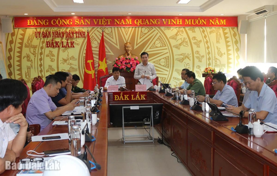 Lãnh đạo tỉnh và các sở, ngành tham dự cuộc họp.