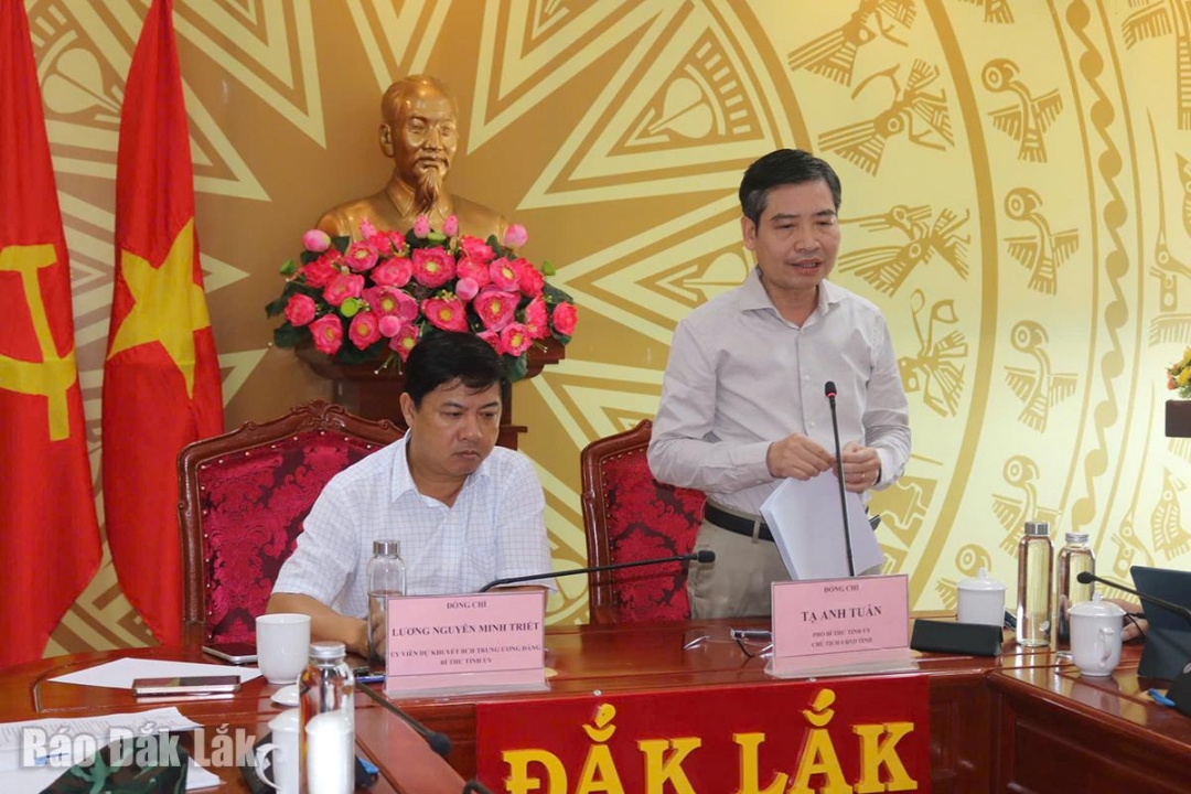 Chủ tịch UBND tỉnh Tạ Anh Tuấn báo cáo thiệt hại ban đầu của tỉnh với Phó Thủ tướng Trần Hồng Hà tại cuộc họp.