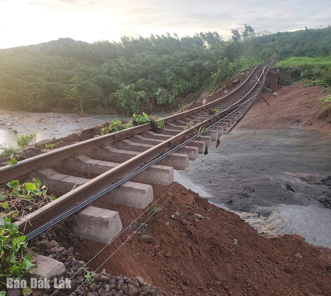 Đường sắt Bắc - Nam tại Km 1136+800 đến Km 1136+900 qua địa phận xã Xuân Lãnh, nước xói nền đường, treo ray. Ảnh: CTV