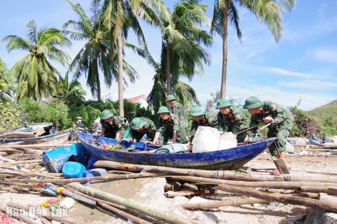 Cán bộ, chiến sĩTrung đoàn 888 giúp Nhân dân phường Sông Cầu khắc phục hậu quả sau bão.