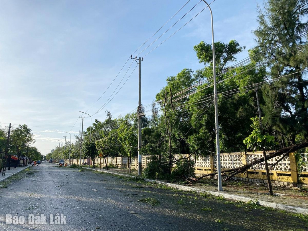 Do ảnh hưởng của bão 13, lưới điện tại nhiều địa bàn bị hư hỏng gây mất điện khách hàng