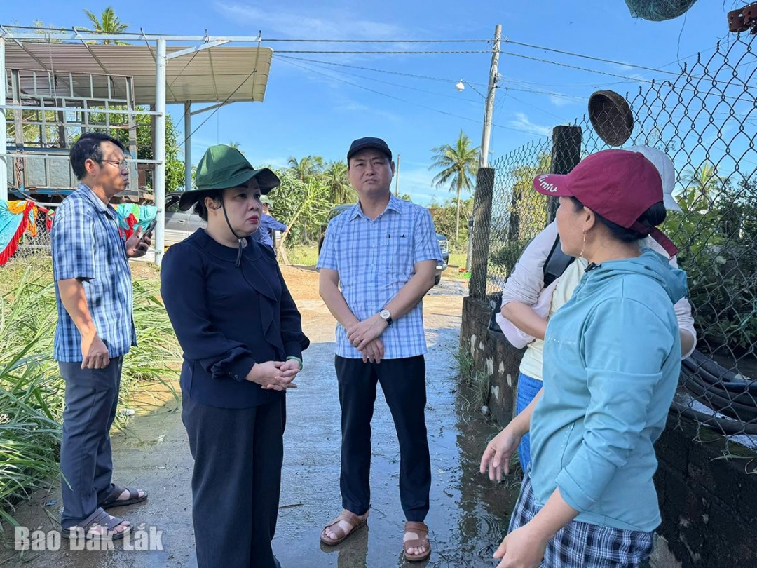 Phó Bí thư Thường trực Tỉnh ủy Cao Thị Hoà An và Phó Chủ tịch HĐND tỉnh Đỗ Thái Phong thăm hỏi tình hình thiệt hại của người dân xã Xuân Phước.