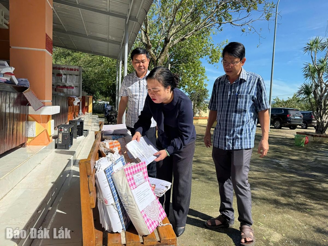 Phó Bí thư Thường trực Tỉnh ủy Cao Thị Hoà An và Phó Chủ tịch HĐND tỉnh Đỗ Thái Phong kiểm tra tình hình thiệt hại tại UBND xã Xuân Phước.