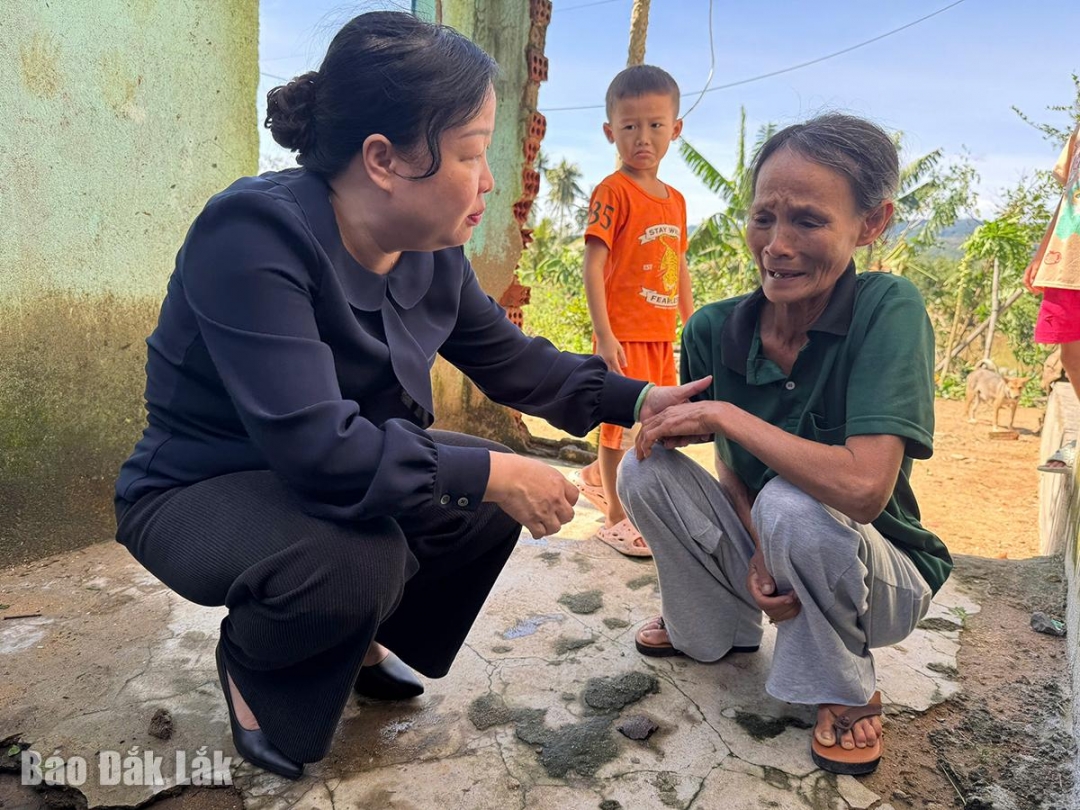 Đồng chí Cao Thị Hoà An chia sẻ với thiệt hại của người dân xã Xuân Phước. Ảnh: Hồ Như