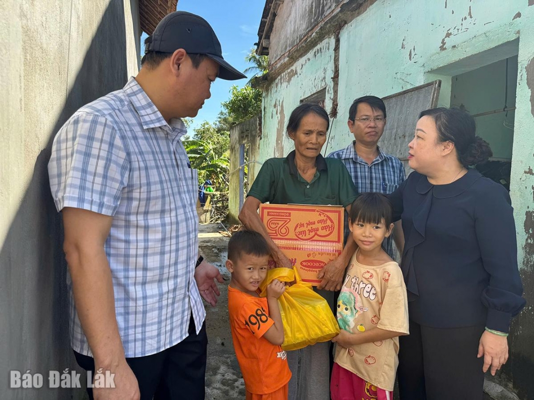 Lãnh đạo tỉnh tặng một số nhu yếu phẩm cho người dân bị ảnh hưởng do bão.