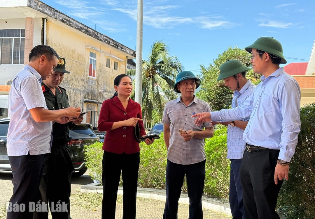 Các đồng chí: Đinh Thị Thu Thanh, Ủy viên Ban Thường vụ Tỉnh ủy, Trưởng ban Tuyên giáo và Dân vận Tỉnh ủy; Đào Mỹ, Tỉnh ủy viên, Phó Chủ tịch UBND tỉnh kiểm tra tình hình thiệt hại và công tác khắc phục hậu quả bão số 13 tại phường Sông Cầu. Ảnh: Hà My