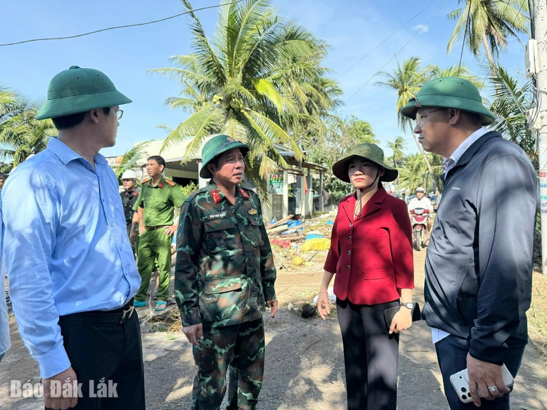 Các đồng chí: Đinh Thị Thu Thanh, Ủy viên Ban Thường vụ Tỉnh ủy, Trưởng ban Tuyên giáo và Dân vận Tỉnh ủy; Hồ Quang Đệ, Tỉnh ủy viên, Phó Chủ nhiệm Ủy ban Kiểm tra Tỉnh ủy kiểm tra tình hình thiệt hại và công tác khắc phục hậu quả bão số 13 tại phường Sông Cầu. Ảnh: Hà My