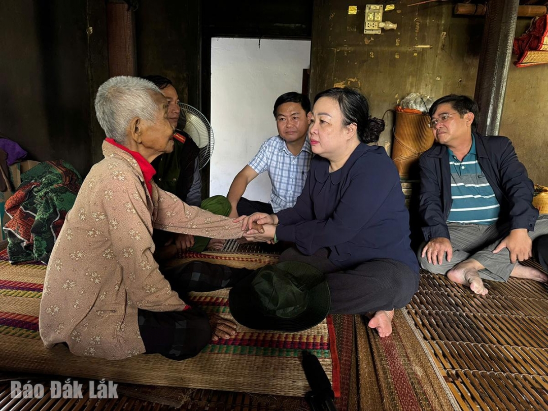 Phó Bí thư Thường trực Tỉnh ủy, Chủ tịch HĐND tỉnh Cao Thị Hòa An thăm gia đình Ma Nghĩa, người có công cách mạng trên địa bàn xã Xuân Phước. Ảnh: Hồ Như